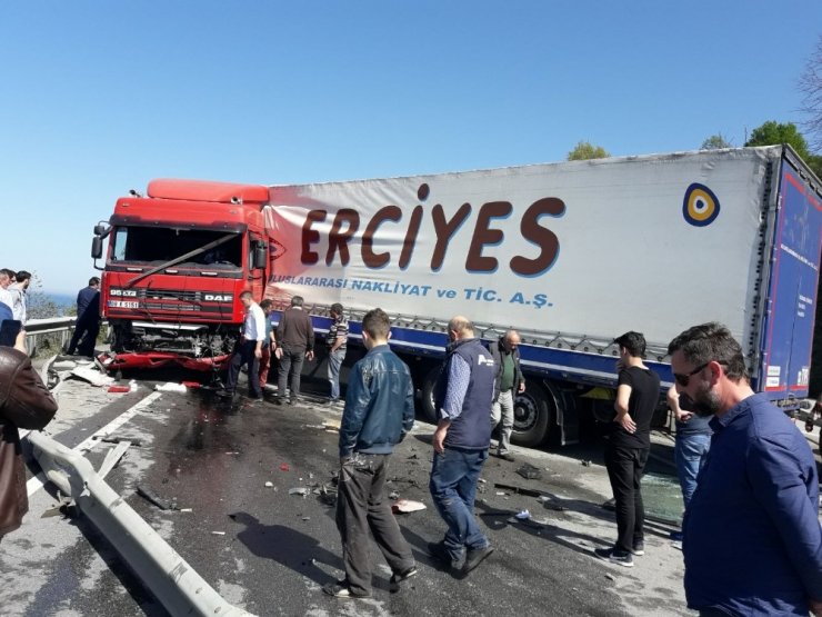 Kaza Yapan Tır Karadeniz Sahil Yolu’nu Ulaşıma Kapattı