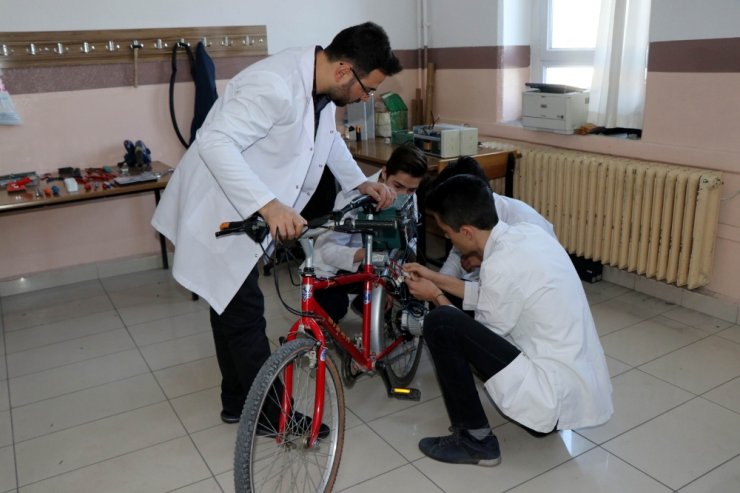 Lise Öğrencileri Elektrikle Çalışan Bisiklet Yaptı