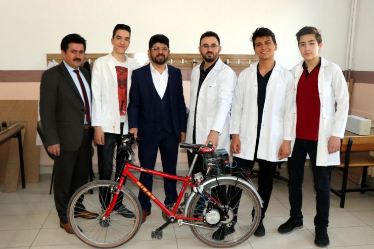 Lise Öğrencileri Elektrikle Çalışan Bisiklet Yaptı