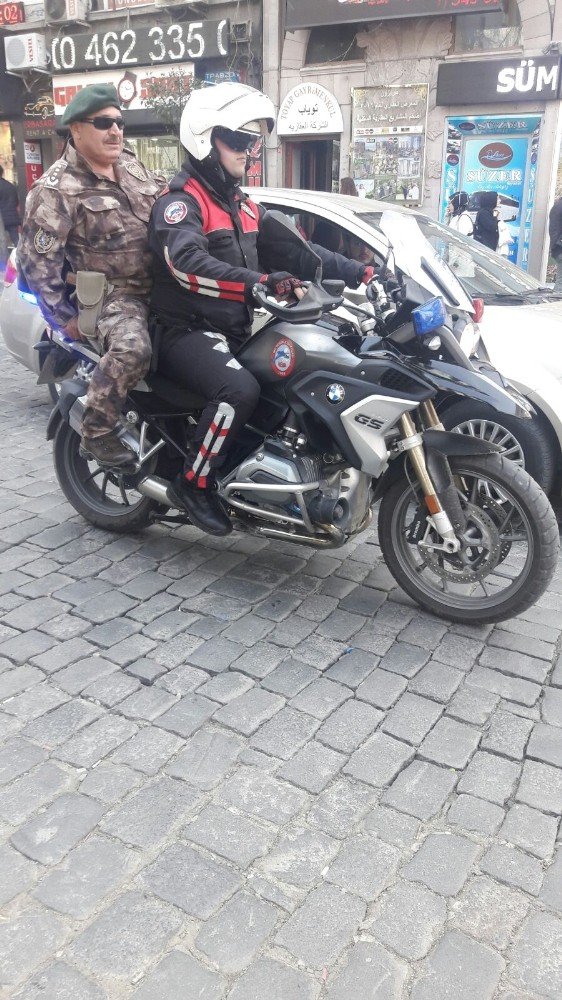 Trabzon Emniyet Müdürü Orhan Çevik Özel Harekat Polisleri’nin Kamuflajını Giyip Yunuslarla Devriye Attı