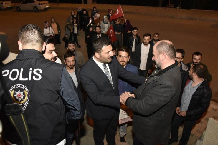 Ak Parti’den Nöbet Tutan Polislere Tatlı Sürprizi