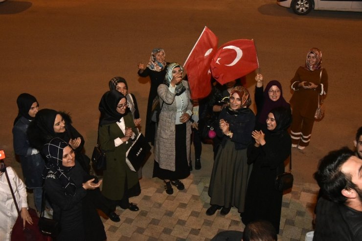 Ak Parti’den Nöbet Tutan Polislere Tatlı Sürprizi