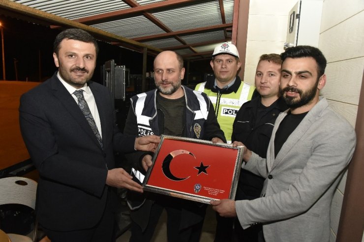 Ak Parti’den Nöbet Tutan Polislere Tatlı Sürprizi