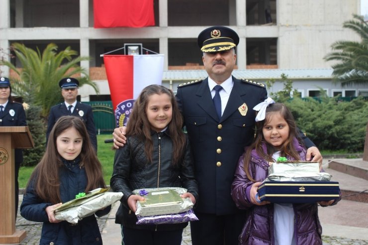 Polis Haftası’nda Düzenlenen Yarışmalarda Afganlı Kız Birinci Oldu