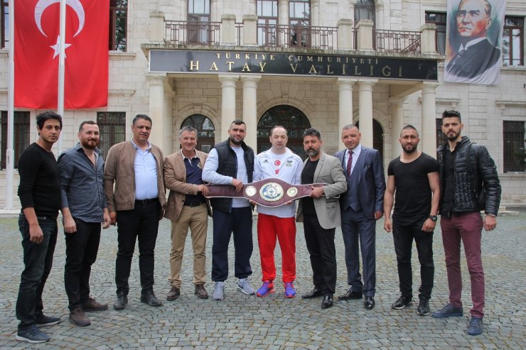 Şampiyon Boksörden Askerlere Moral Ziyareti