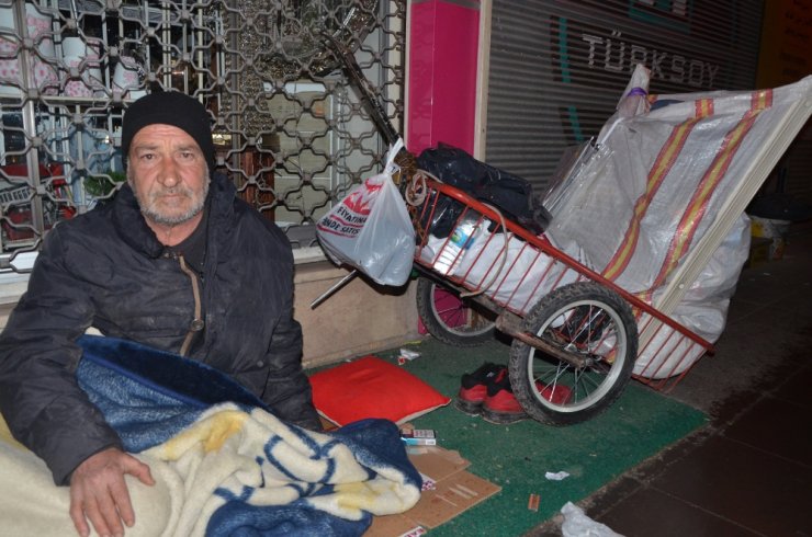 20 Yıldır Sokaklarda Yatıyor