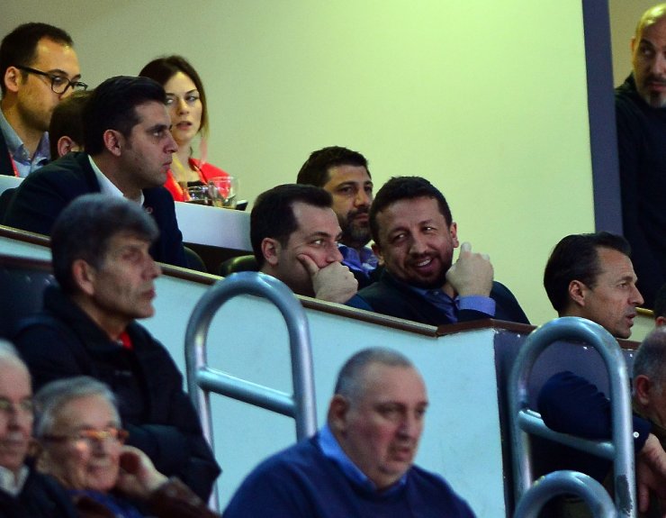 Takımını Yalnız Bırakmadı