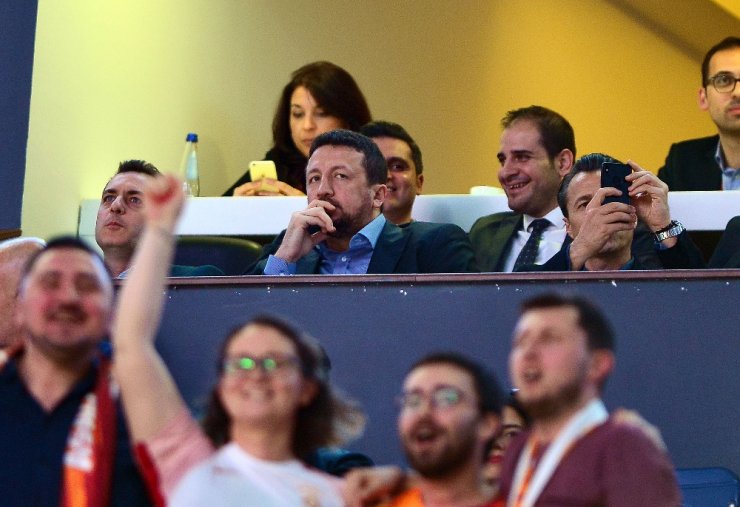 Takımını Yalnız Bırakmadı