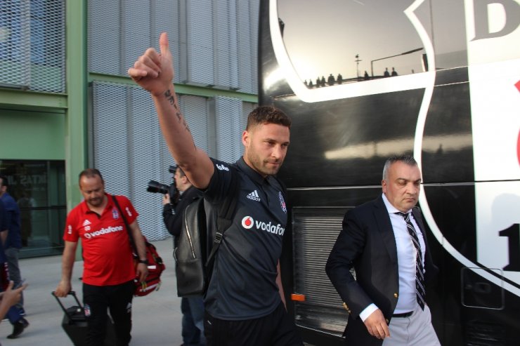 Beşiktaş’a İzmir’de Coşkulu Karşılama