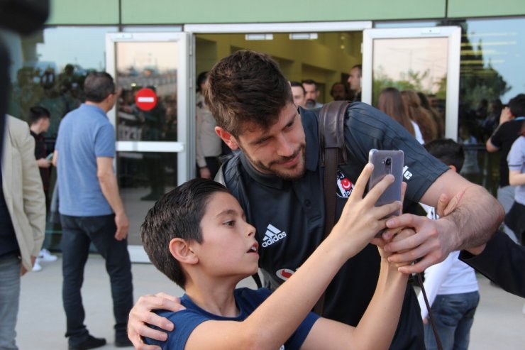 Beşiktaş’a İzmir’de Coşkulu Karşılama