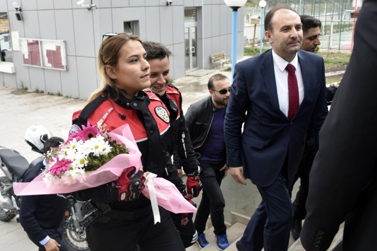 “Kavga Var” Diye Çağırdıkları Polislere Pasta Kestirdiler