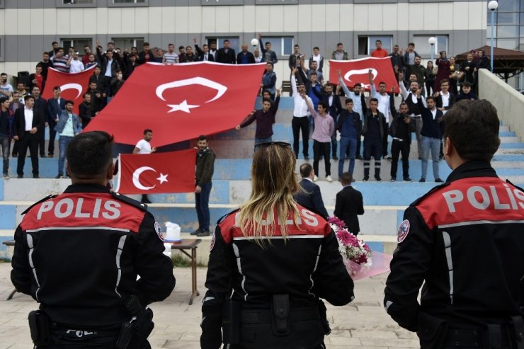 “Kavga Var” Diye Çağırdıkları Polislere Pasta Kestirdiler