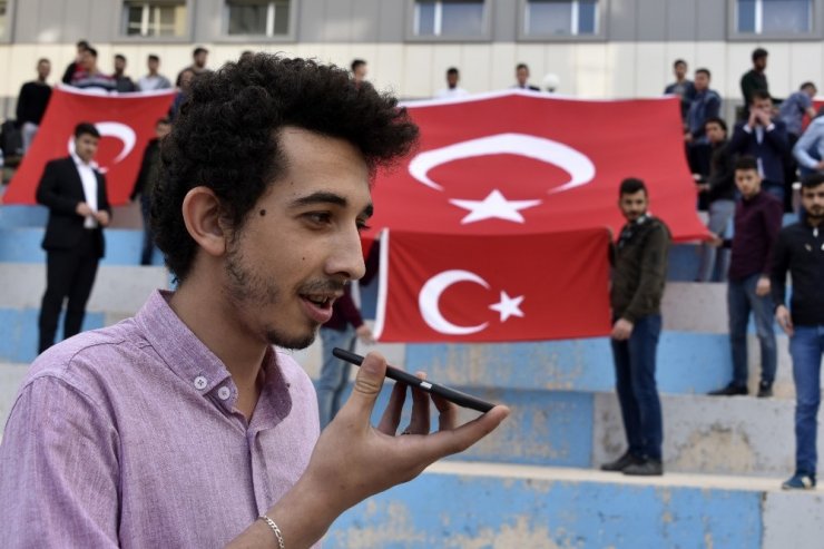 “Kavga Var” Diye Çağırdıkları Polislere Pasta Kestirdiler