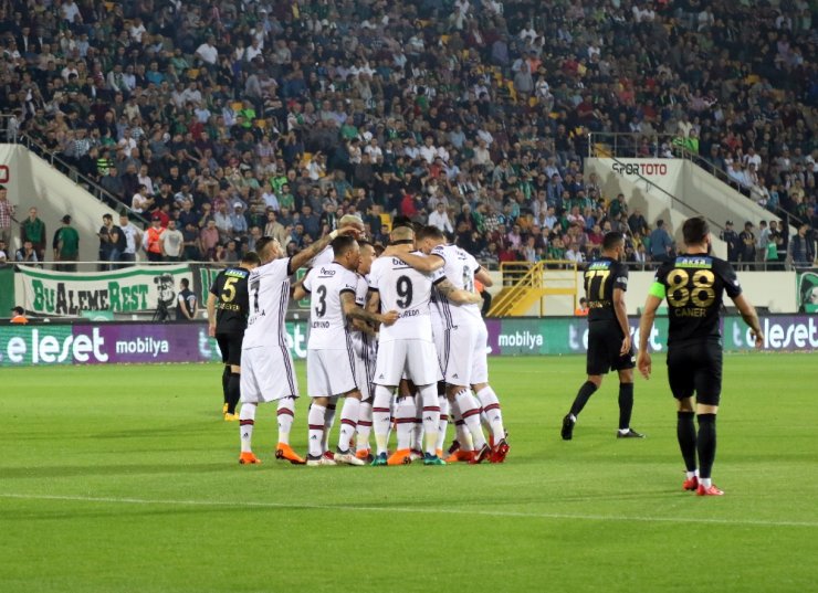 İlk Yarı Beşiktaş’ın Üstünlüğüyle Bitti