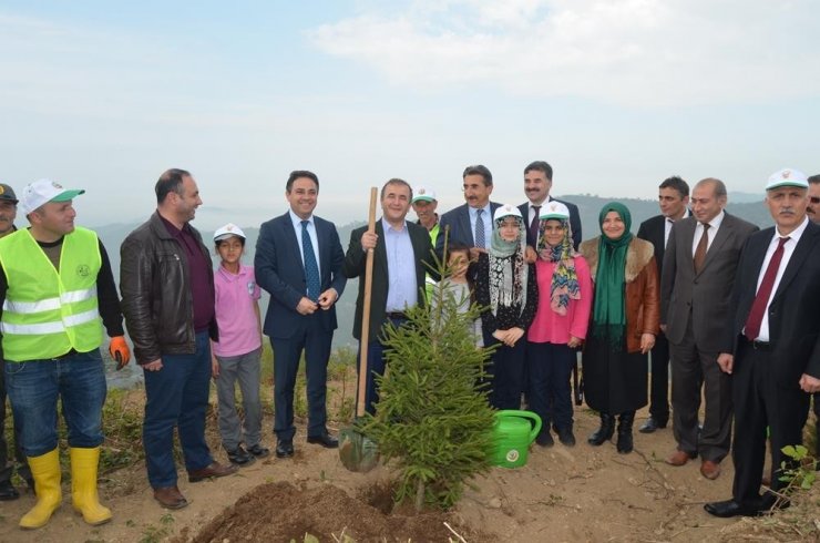 Trabzon’da Mülteci Çocuklar Fidan Dikti