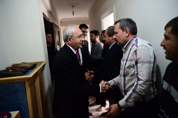 Kılıçdaroğlu Sivil Şehitlerin Ailelerini Ziyaret Etti