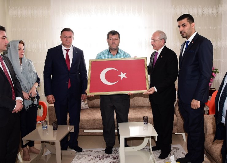 Kılıçdaroğlu Sivil Şehitlerin Ailelerini Ziyaret Etti