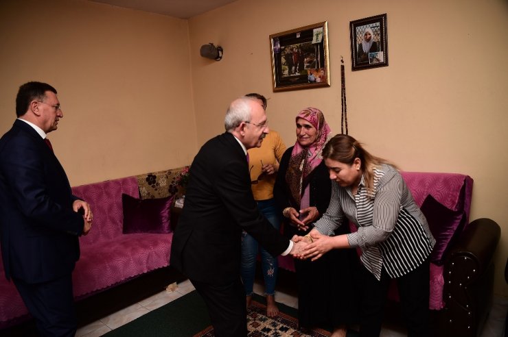 Kılıçdaroğlu Sivil Şehitlerin Ailelerini Ziyaret Etti