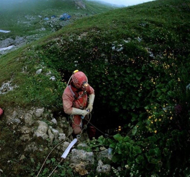 Rus Speleologlar Dünyanın En Derin Mağarasına İndi