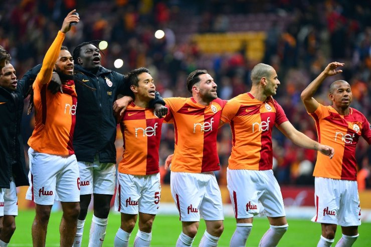 Galatasaray Galibiyeti Taraftarıyla Kutladı