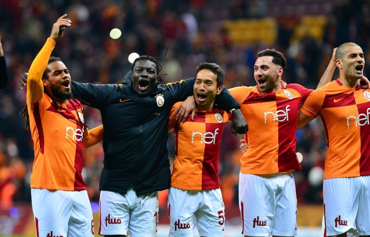 Galatasaray Galibiyeti Taraftarıyla Kutladı