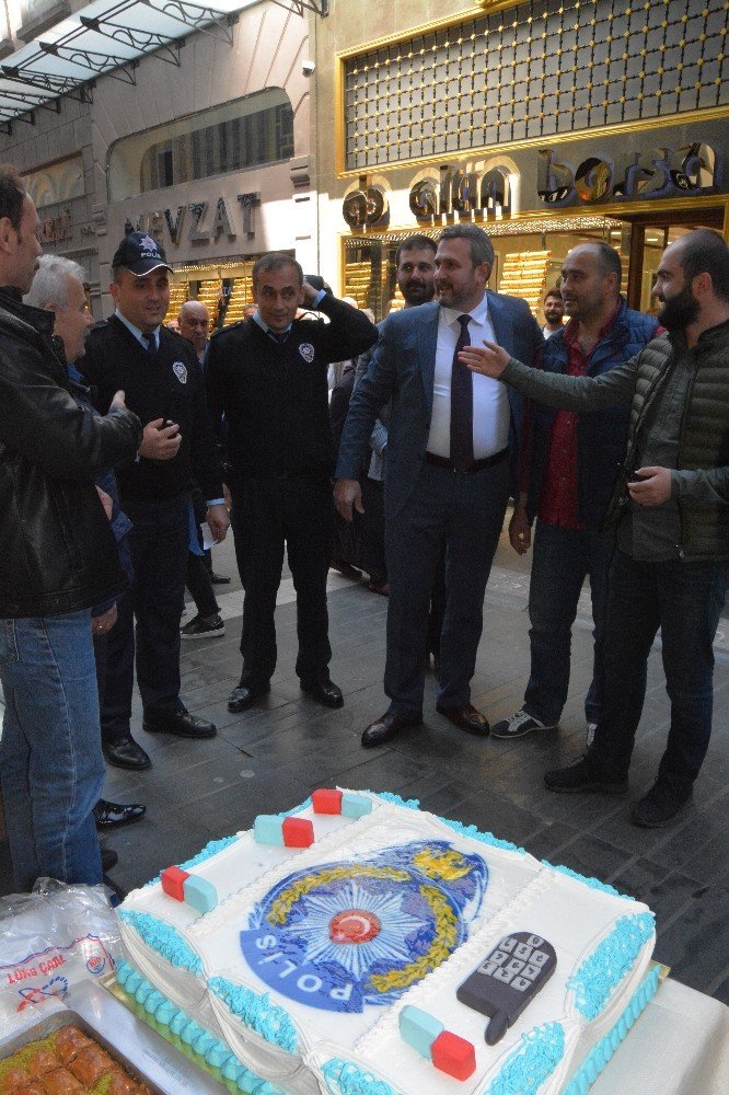 Soygun İhbarına Giden Polise Pasta Süprizi