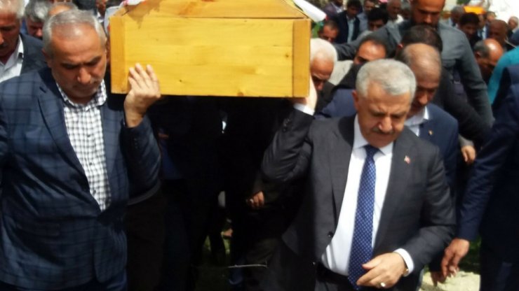 Bakan Arslan Yeğeninin Cenaze Törenine Katıldı
