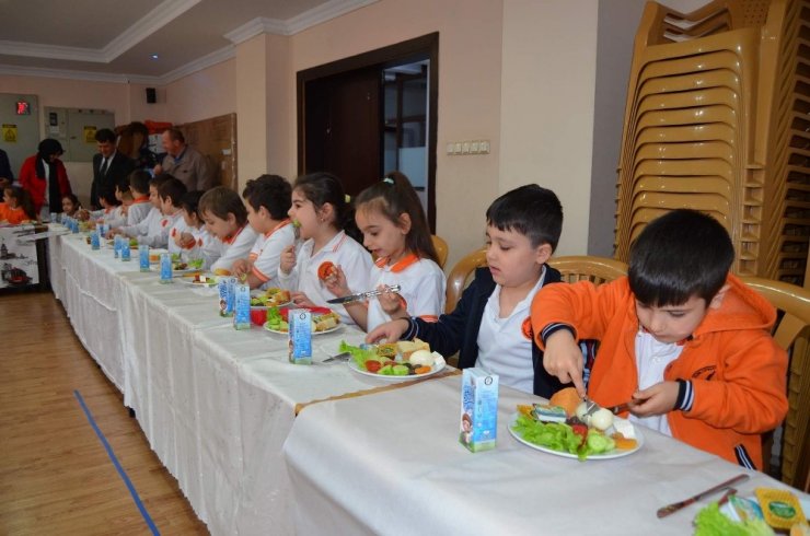 “Yemekte Denge Eğitimi” Projesi Kapsamında Öğrencilere Sağlıklı Beslenmenin Önemi Anlatıldı