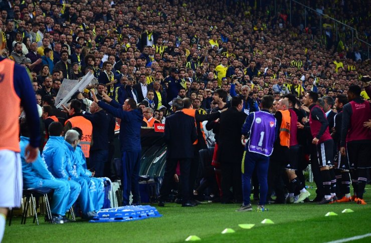 Şenol Güneş’in Kafasına Yabancı Madde İsabet Etti