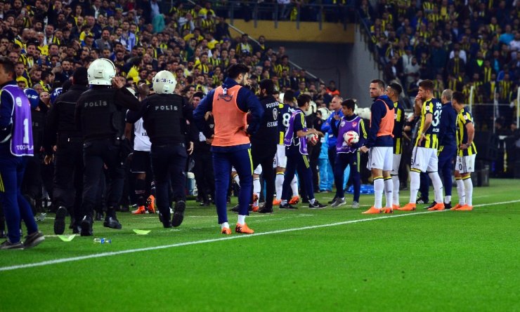 Şenol Güneş’in Kafasına Yabancı Madde İsabet Etti