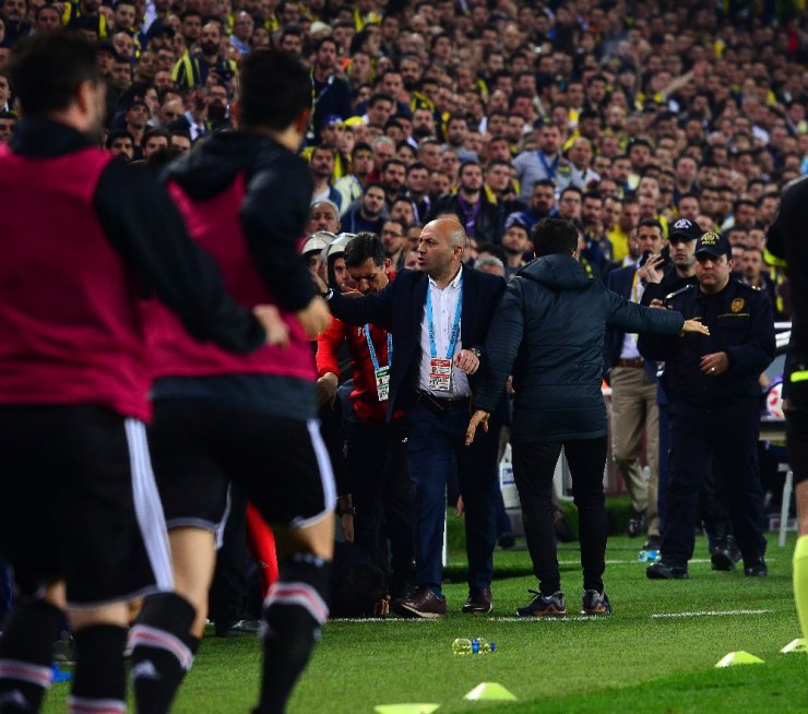 Şenol Güneş’in Kafasına Yabancı Madde İsabet Etti