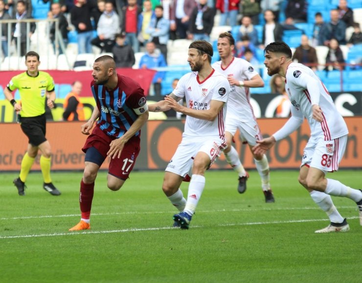 Spor Toto Süper Lig: Trabzonspor: 0 - Demir Grup Sivasspor: 1 (İlk Yarı)