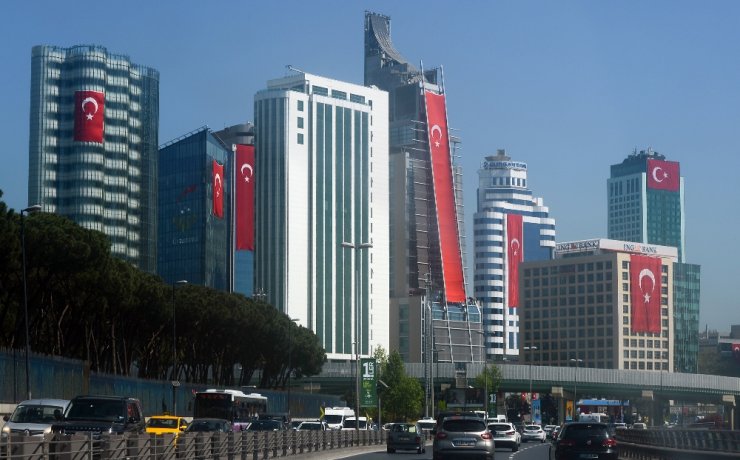 Gökdelenler Dev Türk Bayraklarıyla Donatıldı