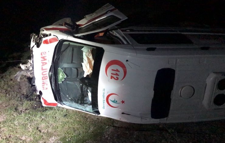 Ambulans İle Otomobil Çarpıştı: 1 Ölü, 3 Yaralı