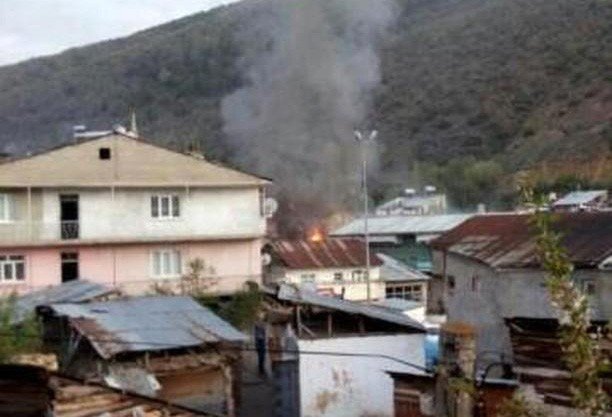 Gümüşhane’de Çatı Yangını, 8 Kişi Dumandan Etkilendi