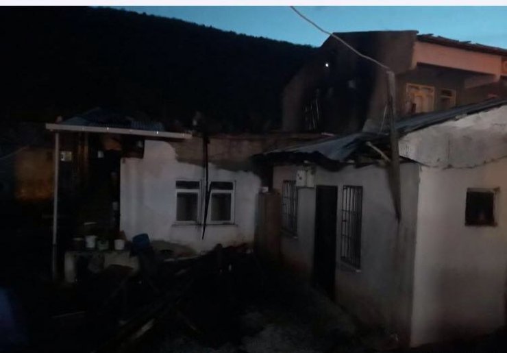 Gümüşhane’de Çatı Yangını, 8 Kişi Dumandan Etkilendi