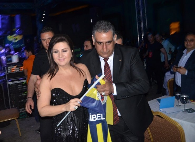 Sibel Can, Fenerbahçeliler Derneği Etkinliğinde Sahne Aldı