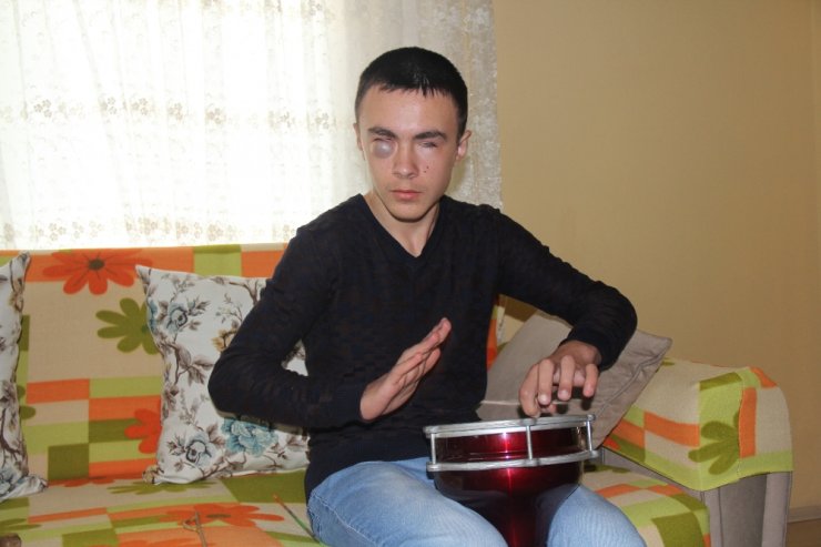 Görme Engelli Ama 6 Farklı Enstrüman Çalıyor