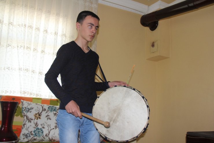 Görme Engelli Ama 6 Farklı Enstrüman Çalıyor