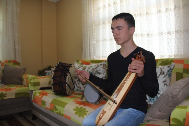 Görme Engelli Ama 6 Farklı Enstrüman Çalıyor