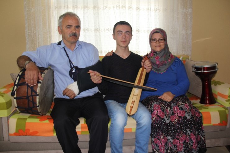 Görme Engelli Ama 6 Farklı Enstrüman Çalıyor