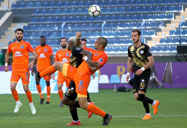 Başakşehir İlk Yarıyı Geride Kapattı