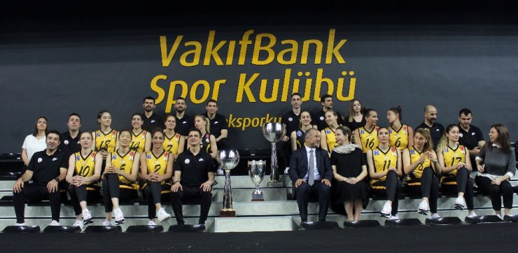 Şampiyon Basının Karşısında