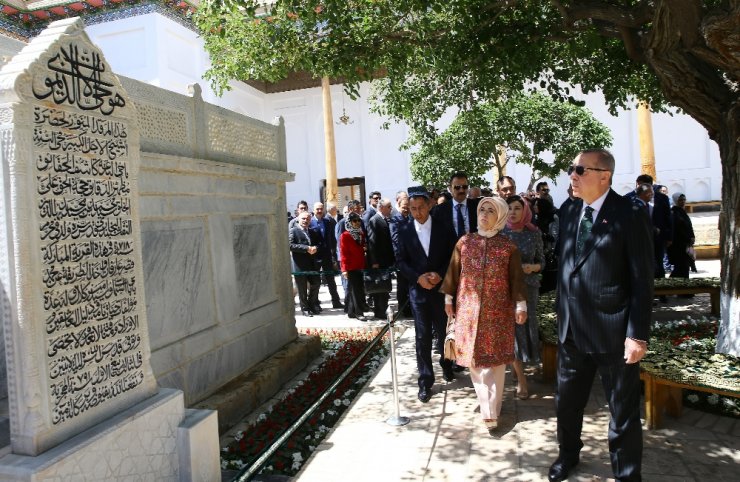Nakşibendi Hazretlerinin Türbesini Ziyaret Etti