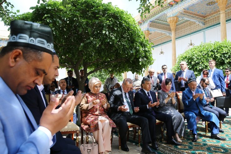 Nakşibendi Hazretlerinin Türbesini Ziyaret Etti