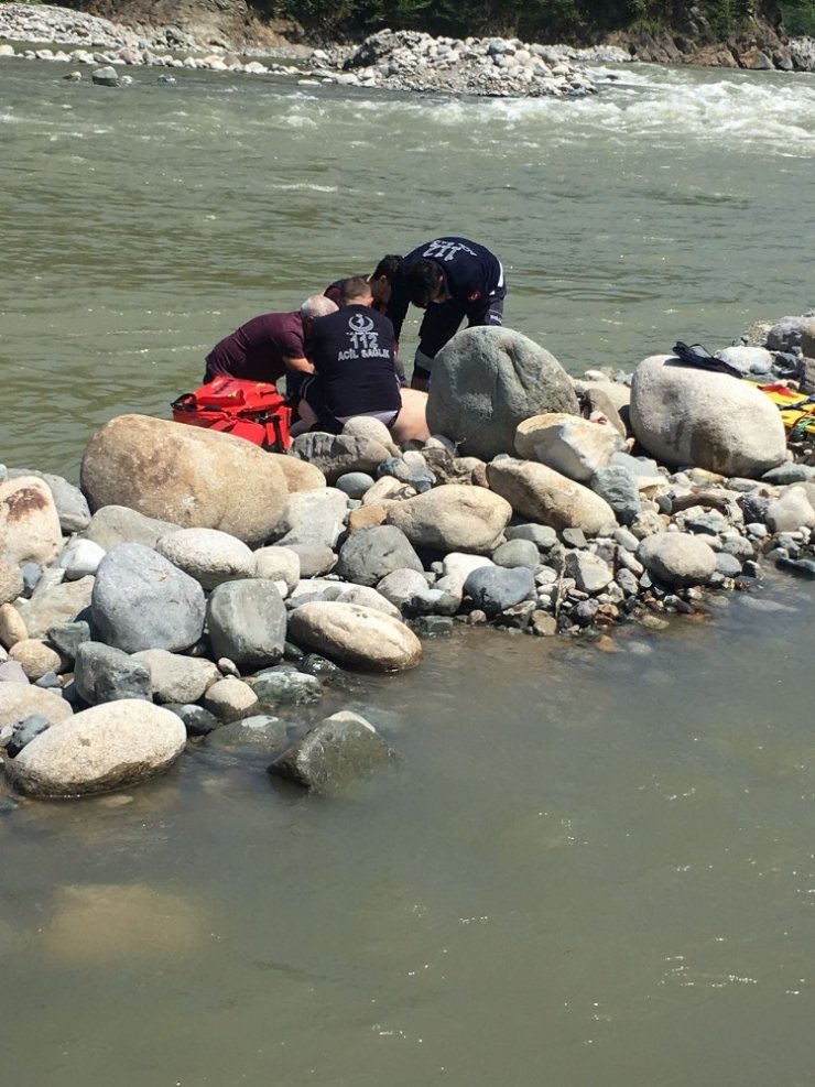 Fırtına Deresinde Rafting Botu Devrildi: Arap Turist Hayatını Kaybetti