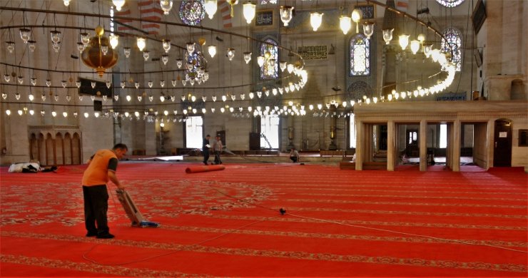Süleymaniye Camii’nin Halıları Değişiyor