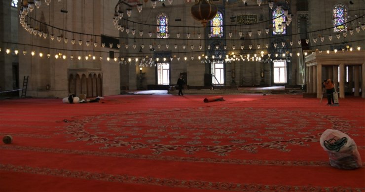 Süleymaniye Camii’nin Halıları Değişiyor