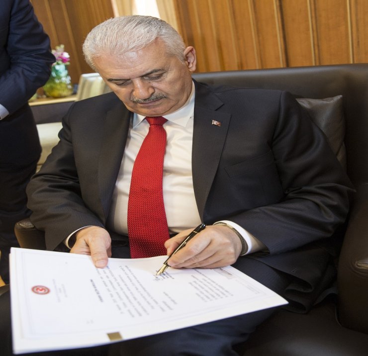 Cumhurbaşkanı Erdoğan’ın Adaylığına Dair Dilekçeyi İmzaladı