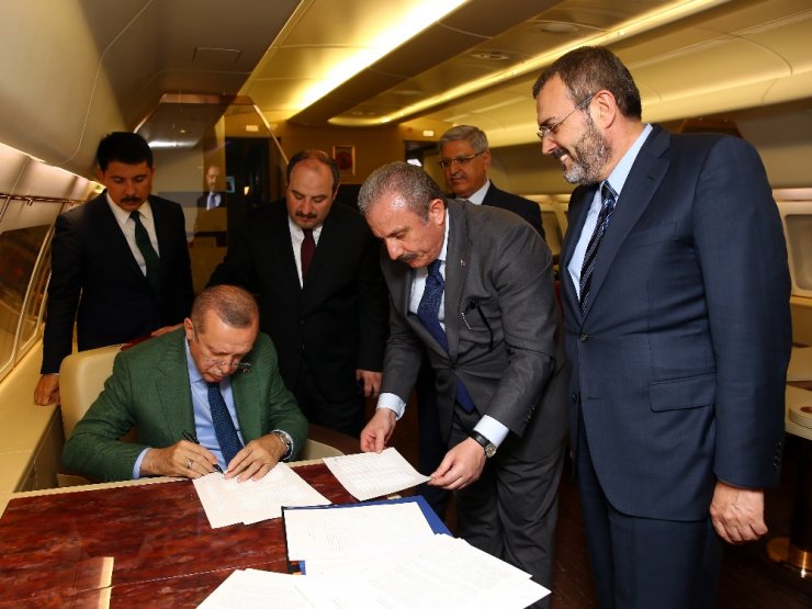 Cumhur İttifakı Protokolünü Uçakta İmzaladı